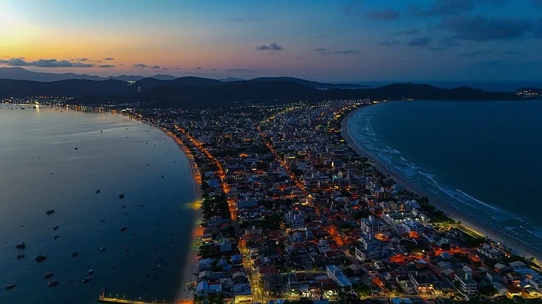 Vista noturna de Bombinhas entre as duas baías, Santa Catarina