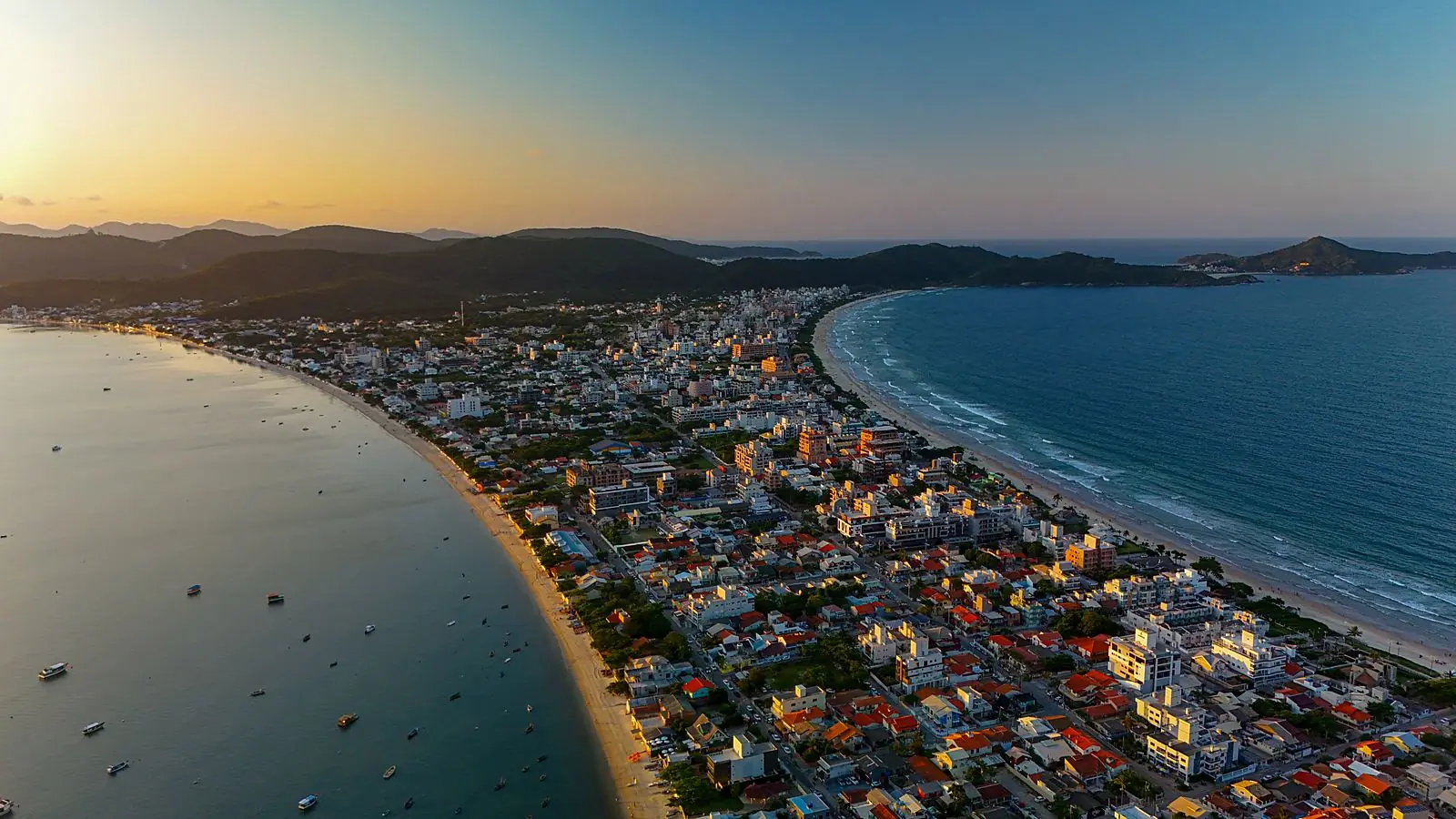 Pôr do sol sobre a baía de Bombinhas, Santa Catarina