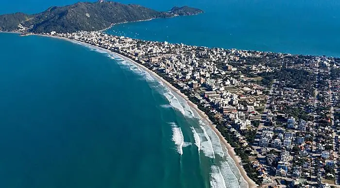 Faixa de areia extensa em Mariscal, Bombinhas
