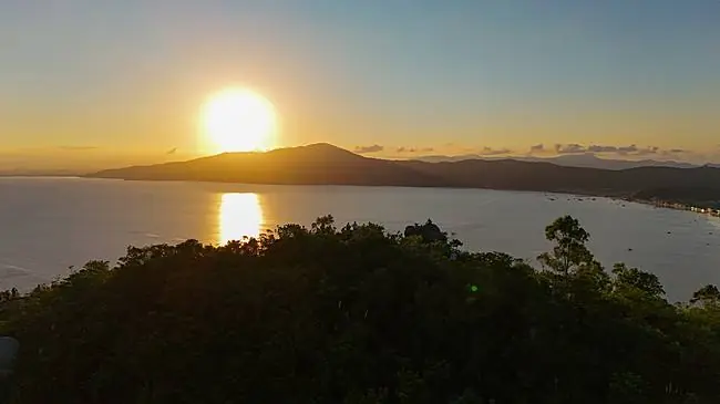 Pôr do sol visto do mirante em Bombinhas