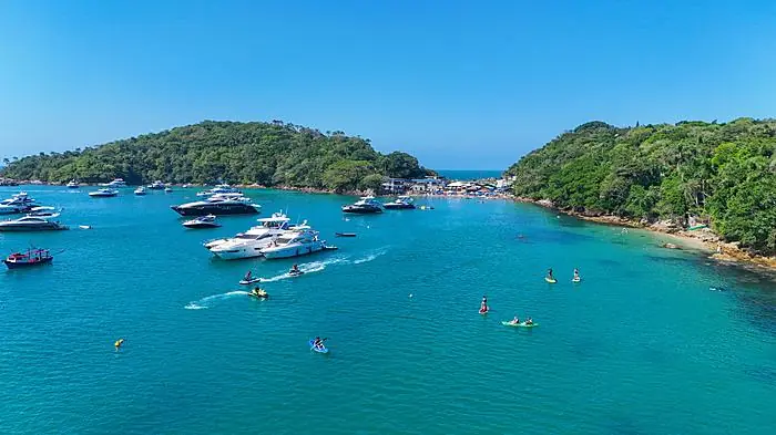 Quatro Ilhas, Bombinhas: barcos e mergulho em águas cristalinas